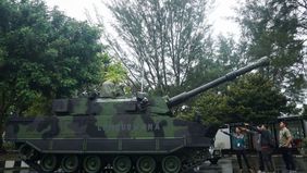 Tentara Nasional Indonesia Angkatan Darat (TNI AD) memamerkan sebanyak 105 unit alat utama sistem persenjataan (alutsista) dalam defile militer yang menjadi bagian dari Upacara Gelar Pasukan Operasional dan Kehormatan Militer di Batujajar, Bandung.