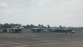 Para penerbang tempur TNI Angkatan Udara tengah memfinalkan persiapan untuk tampil dalam pembukaan Upacara Gelar Pasukan Operasional dan Kehormatan Militer yang akan digelar di Batujajar, Bandung, pada Minggu, 10 Agustus 2025.