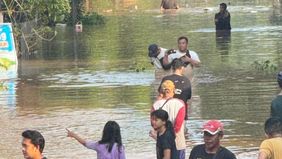 Perumahan Vila Pamulang terendam banjir pada Minggu, 10 Agustus 2025 pagi akibat luapan Kali Angke yang melintas di sekitar kawasan tersebut. Warga setempat melaporkan, air mulai naik sekitar pukul 06.00 WIB.
