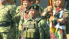 Presiden Prabowomemberikan pujian khusus kepada Pangkostrad Letnan Jenderal Mohammad Fadjar yang memimpin jalannya Upacara Gelar Pasukan Operasional dan Kehormatan Militer di Lapangan Suparlan, Pusdiklatpassus, Batujajar.