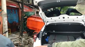 Kecelakaan lalu lintas di jalan tanjung barat arah Depok setelah poom bensin Shell , mobil menabrak germor petugas PPSU kelurahan Pejaten Timur , 1 korban luka parah. Senin (11/8)