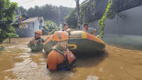 Badan Amil Zakat Nasional (BAZNAS) melalui tim BAZNAS Tanggap Bencana (BTB) bergerak cepat membantu evakuasi warga terdampak banjir di wilayah Vila Pamulang, Pondok Petir, Kota Tangerang Selatan, Banten. 