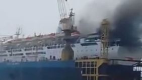 Kapal Dorolonda milik PT Pelayaran Nasional Indonesia (Pelni) terbakar di Dock Koja Bahari, Pelabuhan Tanjung Priok, Jakarta Utara, Senin, ketika sedang menjalani perawatan rutin dan tanpa membawa penumpang.