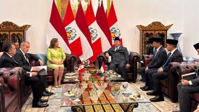 Presiden Republik Indonesia, Prabowo Subianto, menyampaikan apresiasi dan sambutan hangat kepada Presiden Republik Peru, Dina Ercilia Boluarte Zegarra, dalam pertemuan tête-à-tête di ruang kerja Istana Merdeka