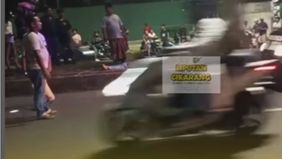 Lakalantas Di Jalan infeksi Kalimalang Desa Pasir Sari, Kecamatan Cikarang Selatan, Kabupaten Bekasi, Seorang Pengendara Kritis Dan Sudah Dievakuasi Ke Rumah Sakit Mediarosa.