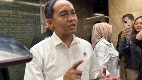Di Pulau Padar, Taman Nasional Komodo, Menteri Kehutanan (Menhut) Raja Juli Antoni membantah isu pembangunan 600 vila, menegaskan bahwa rencana tersebut hoaks dan tidak sesuai dengan aturan pemanfaatan wilayah konservasi.