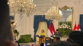 Presiden RI Prabowo Subianto menganugerahkan tanda kehormatan tertinggi negara, Bintang Republik Indonesia Adipurna, kepada Presiden Peru Dina Ercilia Boluarte Zegarra dalam kunjungan kenegaraan di Istana Merdeka, Senin, 11 Agustus 2025.