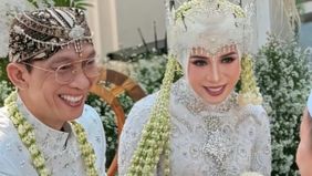 Penyanyi Melly Goeslaw dan Anto Hoed menggelar acara 'nikah lagi' untuk memperingati anniversary 30 tahun pernikahan.