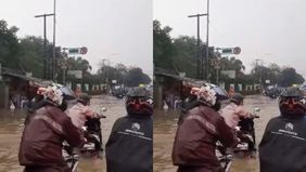 Hujan yang mengguyur wilayah Tangerang pada Selasa sore, 12 Agustus 2025 mengakibatkan banjir di Jalan Raya Jatake. Genangan air cukup tinggi hingga membuat arus lalu lintas terhambat.