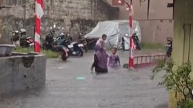 Tangerang Selatan (Tangsel) diguyur hujan deras pada Selasa, 12 Agustus 2025, mengakibatkan banjir di beberapa titik wilayah Bintaro.