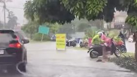 Hujan deras yang mengguyur wilayah Bekasi pada Selasa siang, 12 Agustus 2025 memicu genangan air di kawasan Kemang Pratama, sekitar pukul 14.05 WIB.