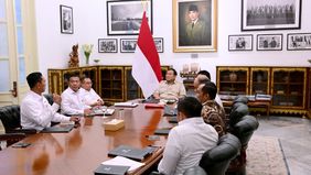 Presiden Prabowo Subianto memanggil sejumlah tokoh penting ke Istana Merdeka, Jakarta, pada Selasa malam, 12 Agustus 2025. Dalam keterangan tertulisnya, Sekretaris Kabinet Teddy Indra Wijaya menyampaikan beberapa tokoh yang hadir.