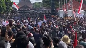 Suasana di depan Gerbang Kantor Pemkab Pati pada Rabu pagi, 13 Agustus 2025 ramai oleh masa. Sekitar pukul 08.30 WIB, ratusan warga mulai memadati lokasi untuk menggelar aksi demonstrasi menuntut Bupati Pati, Sudewo, bertanggung jawab atas kebijakan 
