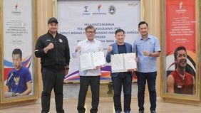 Menteri Pemuda dan Olahraga Republik Indonesia (Menpora) Dito Ariotedjo menyaksikan penandatanganan Perjanjian Kerja Sama (PKS) antara Deputi Pengembangan Industri Olahraga Kemenpora, Raden Isnanta, dan Direktur Utama PT Liga Indonesia Baru (LIB).
