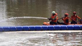 Tumpukan busa putih kembali terlihat di Pintu Weir 3 Banjir Kanal Timur (BKT), Jakarta Utara. Untuk mengatasi masalah tersebut, Dinas Lingkungan Hidup (DLH) DKI Jakarta bersama sejumlah instansi melakukan simulasi penanggulangan pencemaran air* pada 