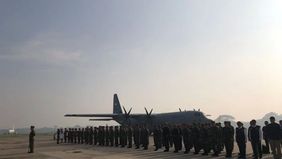 Di Lanud Halim Perdanakusuma, Kementerian Pertahanan mengirim 800 ton bantuan logistik untuk warga Gaza, Rabu, melalui metode air drop menggunakan pesawat Hercules TNI AU bekerja sama dengan militer Yordania.
