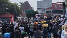 Aksi demonstrasi yang digelar di Kabupaten Pati, Jawa Tengah, pada Rabu berujung ricuh. Massa yang menuntut pemberhentian Bupati Pati, Sudewo, melakukan pelemparan ke arah aparat kepolisian. Tindakan tersebut memaksa petugas keamanan mengambil langka