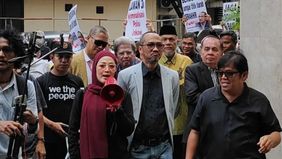 Abraham Samad, Ketua Komisi Pemberantasan Korupsi (KPK) periode 2011–2015, memenuhi panggilan penyidik Polda Metro Jaya untuk memberikan klarifikasi sehubungan dengan laporan dugaan penggunaan ijazah palsu oleh Jokowi.