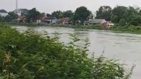 Sejak saat itu, tim gabungan BPBD Karawang, aparat desa, dan warga berjuang menyusuri aliran kali, berharap menemukan Rama kembali.
Hingga malam, pencarian belum membuahkan hasil.
pencarian masih dilakukan hingga saat ini.