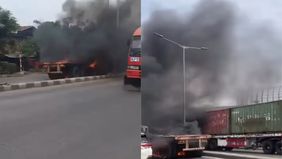 Sebuah motor dilaporkan terbakar dibawah truk trailer usai alami kecelakaan di Jalan Raya Cilincing, Tanah Merdeka, Pada kamis pagi sekira pukul 09:00 WIB (14/08/2025).