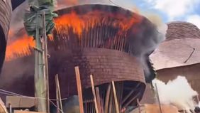 Api yang mulai berkobar sekitar pukul 09.00 WITA dengan cepat merambat ke berbagai bangunan, menghanguskan hampir seluruh fasilitas di kawasan villa mewah yang dikelilingi persawahan dan pepohonan itu.