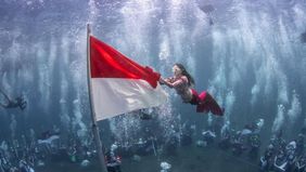 Gubernur Maluku Utara, Sherly Tjoanda, melakukan aksi unik jelang HUT ke-80 Kemerdekaan Republik Indonesia. Ia mengibarkan bendera merah putih di bawah laut, yang ia bagikan melalui akun Instagram pribadinya, @s_tjo, pada Sabtu (16/8/2025).