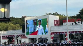 Suasana haru menyelimuti halaman Istana Merdeka, Jakarta, ketika prosesi penurunan Sang Saka Merah Putih berlangsung pada Minggu, 17 Agustus 2025 sore. 