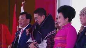 Presiden Komisaris NT Corp, Nurdin Tampubolon, memberikan Ulos Kehormatan kepada Menteri Kebudayaan RI, Fadli Zon dalam acara Syukuran HUT ke-80 RI sekaligus HUT ke-7 Batak Center yang digelar di NT Tower, Kamis, 18 Agustus 2025.
