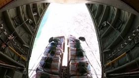 TNI melalui Satgas Garuda Merah Putih-II sukses menyalurkan bantuan logistik ke warga Jalur Gaza, Palestina