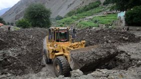 Di Pakistan, lebih dari 351 orang dilaporkan meninggal akibat bencana banjir bandang dan longsor yang dipicu hujan deras, menurut laporan otoritas setempat yang dikutip Geo News, sementara operasi penyelamatan masih dilakukan di wilayah paling terdam