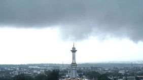  Badan Meteorologi, Klimatologi, dan Geofisika (BMKG) memperkirakan bahwa pada hari Senin, sebagian besar daerah di Indonesia akan diguyur hujan dengan tingkat intensitas yang beragam, mulai dari hujan ringan, hujan sedang, hingga hujan yang disertai