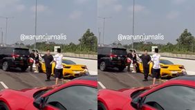 Sebuah mobil supercar mengalami kecelakaan tunggal di Tol Kunciran, Tangerang, pada Minggu, 17 Agustus 2025. Peristiwa itu terekam dalam sebuah video yang beredar luas di media sosial melalui akun @warungjurnalis.