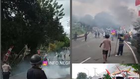 Hingga berita ini diturunkan, belum diketahui secara pasti pemicu bentrokan.
