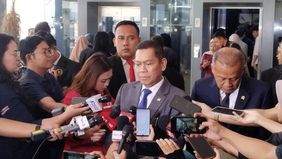  Wakil Ketua DPR RI, Adies Kadir, menegaskan bahwa tidak ada kenaikan gaji bagi anggota DPR RI. Namun, ia mengonfirmasi bahwa terdapat tambahan berupa tunjangan perumahan sebesar Rp50 juta per bulan, menggantikan fasilitas rumah dinas yang kini sudah