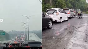 Hujan yang turun sejak pagi hari membuat lalu lintas di sejumlah wilayah di Kota Depok tersendat, Selasa (19/8/2025). Kepadatan kendaraan terlihat di beberapa titik, terutama di jalur utama yang menjadi akses warga menuju Jakarta maupun pusat kota.