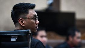 Wahyu Gunawan, mantan Panitera Muda Perdata di Pengadilan Negeri Jakarta Utara, dihadapkan pada dakwaan atas dugaan menerima suap sebesar Rp2,4 miliar. 