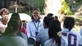  Masih dalam semarak Hari Ulang Tahun ke-80 Republik Indonesia, karyawan PT Permodalan Nasional Madani (PNM) menggelar aksi nyata dengan turun langsung bergotong royong bersama masyarakat di lingkungan sekitar kantor operasional. 