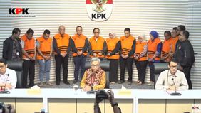 Juru Bicara Komisi Pemberantasan Korupsi (KPK), Budi Prasetyo, menyampaikan bahwa salah satu pegawai KPK diketahui merupakan istri dari tersangka dalam kasus dugaan pemerasan terkait pengurusan sertifikat Keselamatan dan Kesehatan Kerja (K3) di lingk