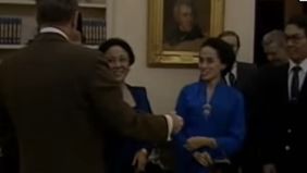 Sebuah rekaman arsip yang diunggah akun Instagram @.totalpolitikcom menampilkan momen bersejarah keluarga besar Soesilo pada 18 Februari 1986 di Gedung Putih, Washington D.C.