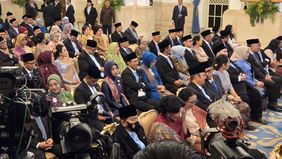 Presiden Prabowo Subianto menganugerahkan tanda kehormatan Bintang Mahaputera Utama kepada Andi Syamsudin Arsyad atau yang lebih dikenal dengan nama Haji Isam, dalam upacara di Istana Negara