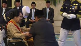 Momen haru terjadi dalam upacara penganugerahan tanda jasa dan tanda kehormatan pada peringatan HUT ke-80 RI di Istana Negara, Jakarta Pusat, Senin, 25 Agustus 2025. Presiden Prabowo Subianto tampak bersimpuh ketika menyematkan penghargaan kepada ist