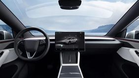 Tesla Model YL Memungkinkan Aktivasi Asisten Suara Hanya Dengan Mengatakan "Hey Tesla".

