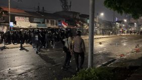 Setelah berkali-kali dibubarkan, polisi akhirnya berhasil menyapu bersih para perusuh