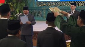 Irjen Pol. Suyudi Ario Seto, perwira tinggi Polri berpangkat bintang dua, resmi dilantik oleh Presiden RI Prabowo Subianto sebagai Kepala Badan Narkotika Nasional (BNN) yang baru. Prosesi pelantikan berlangsung di Istana Negara, Jakarta, pada Senin p