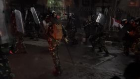 Awalnya saling serang perusuh dengan aparat mereda akibat hujan mengguyur di lokasi.