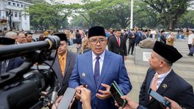 Wali Kota Bandung Muhammad Farhan memberhentikan sementara Kepala Dinas Pemuda dan Olahraga (Kadispora) Kota Bandung, Eddy Marwoto, setelah ditetapkan sebagai tersangka kasus dugaan korupsi dana hibah Pramuka oleh Kejaksaan Tinggi Jawa Barat.