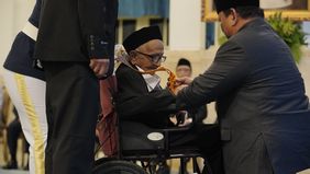 Momen Prabowo Berlutut Anugerahkan Bintang Jasa untuk Nyak Sandang, Penyumbang Pembelian Pesawat Pertama RI