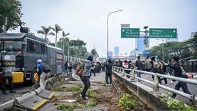 Lurah Manggarai Selatan, Muhammad Sidik, menjalani visum setelah menjadi korban pemukulan oleh pendemo di Jalan KS Tubun, Slipi, Jakarta Barat, pada Senin, 25 Agustus 2025 malam sekitar pukul 18.30 WIB.