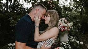  Pasangan Taylor Swift dan Travis Kelce baru saja mengumumkan pertunangan mereka dengan membagikan foto-foto momen lamaran di sebuah taman yang penuh bunga melalui akun Instagram mereka kepada para penggemar. 