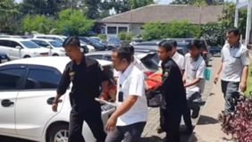 Diduga pria tersebut mengalami serangan jantung. Usai dinyatakan meninggal, jenazah langsung dibawa ke RSUD Cilegon untuk penanganan lebih lanjut.
